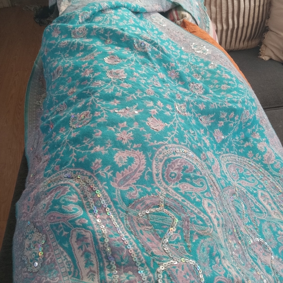 A Mid to heavy Wrap Fom India. - Picture 2 of 4